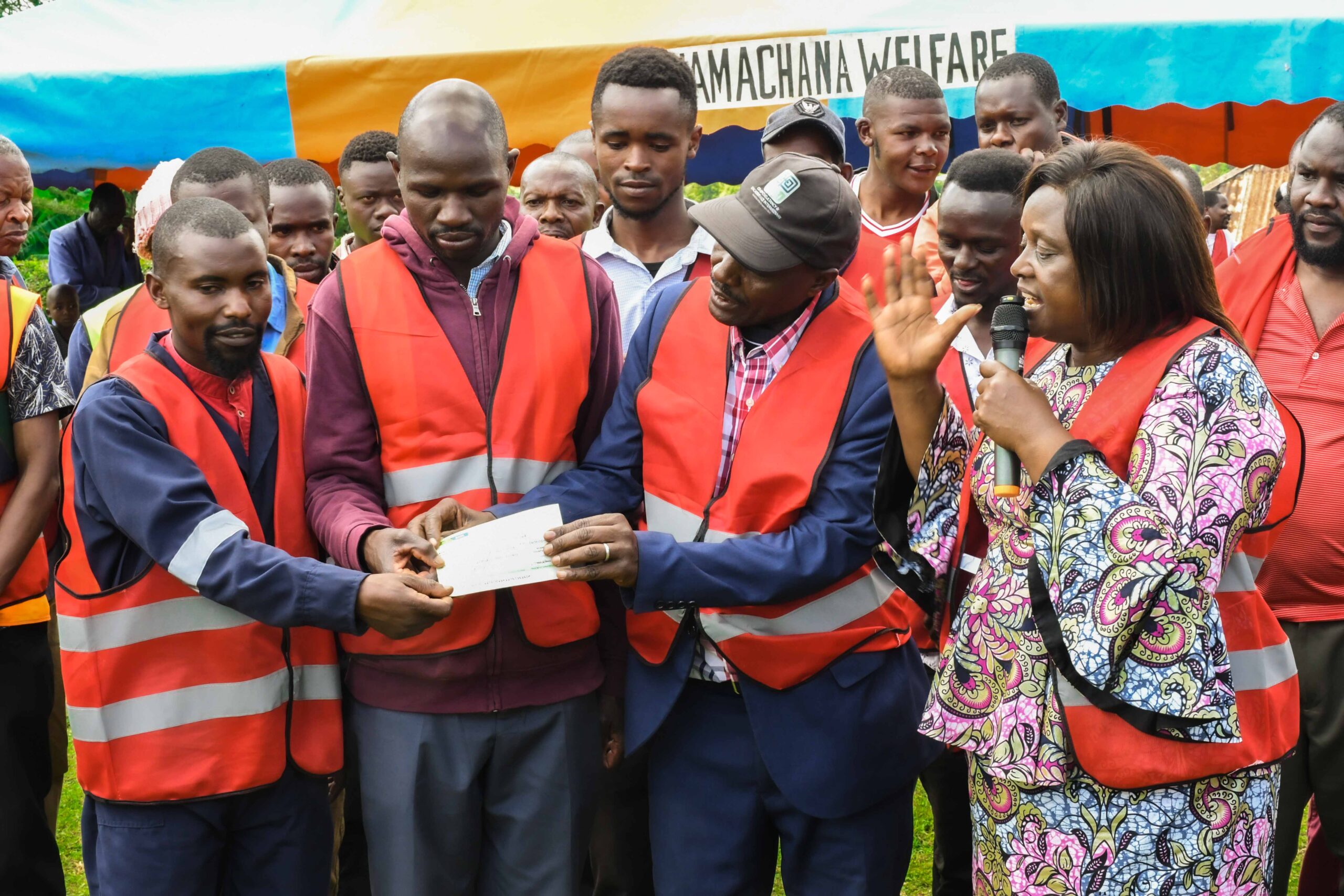 Jerusha Momanyi presenting a cheque to Miriri bodaboda operators during one of her empowerment programs in Nyamira County. (Photo/Ageta)Photo/Ageta