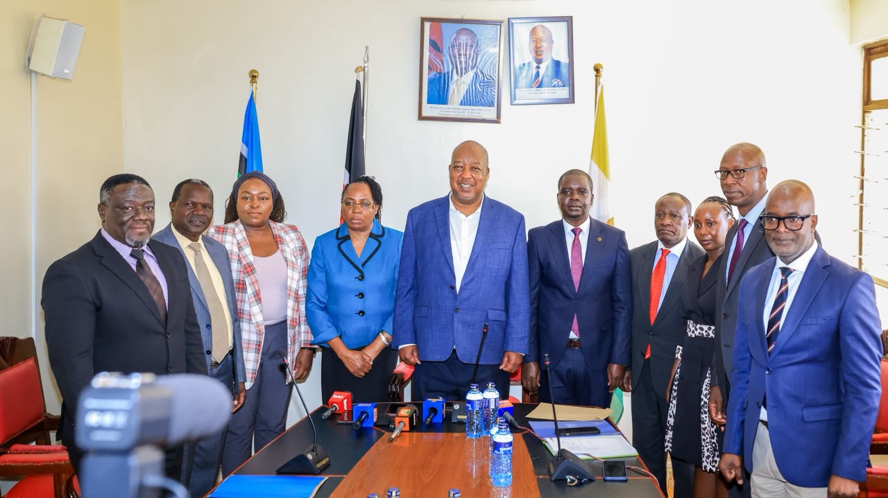 Nyamira Governor Amos Nyaribo (centre) poses for a photo with the new Nyamira County Public Service Board, Nyamira Chief Magistrate Benard Ochieng (far left), and County Secretary Jacky Magara (far right) shortly after the swearing-in ceremony. Photo/Arnold Ageta