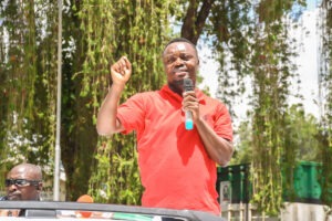 Jubilee Party gubernatorial aspirant Duke Ombagi addresses ECDE teachers at the Nyamira County headquarters, where they had gathered to present their grievances to the governor. Photo/Arnold Ageta
