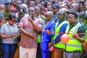 West Mugirango MP Stephen Mogaka leads residents in dedicating the Bondeni-Magombo Road at Bondeni Junction. Photo/Arnold Ageta